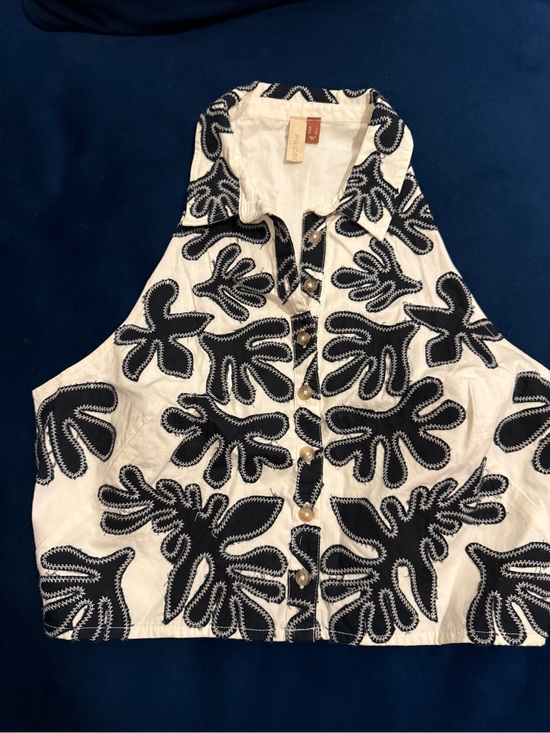 Pilcro Tops - Pilcro Black & White Embroidered Button-Front Crop Shirt
